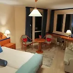Cameo Apartment *